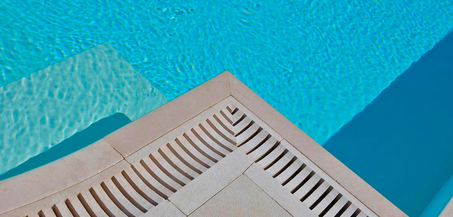 Bordo piscina e griglie per piscine a sfioro